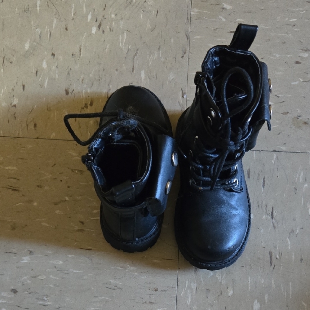 Black Leather Combat Boots with Lace-Up Design - Picture 3 of 6